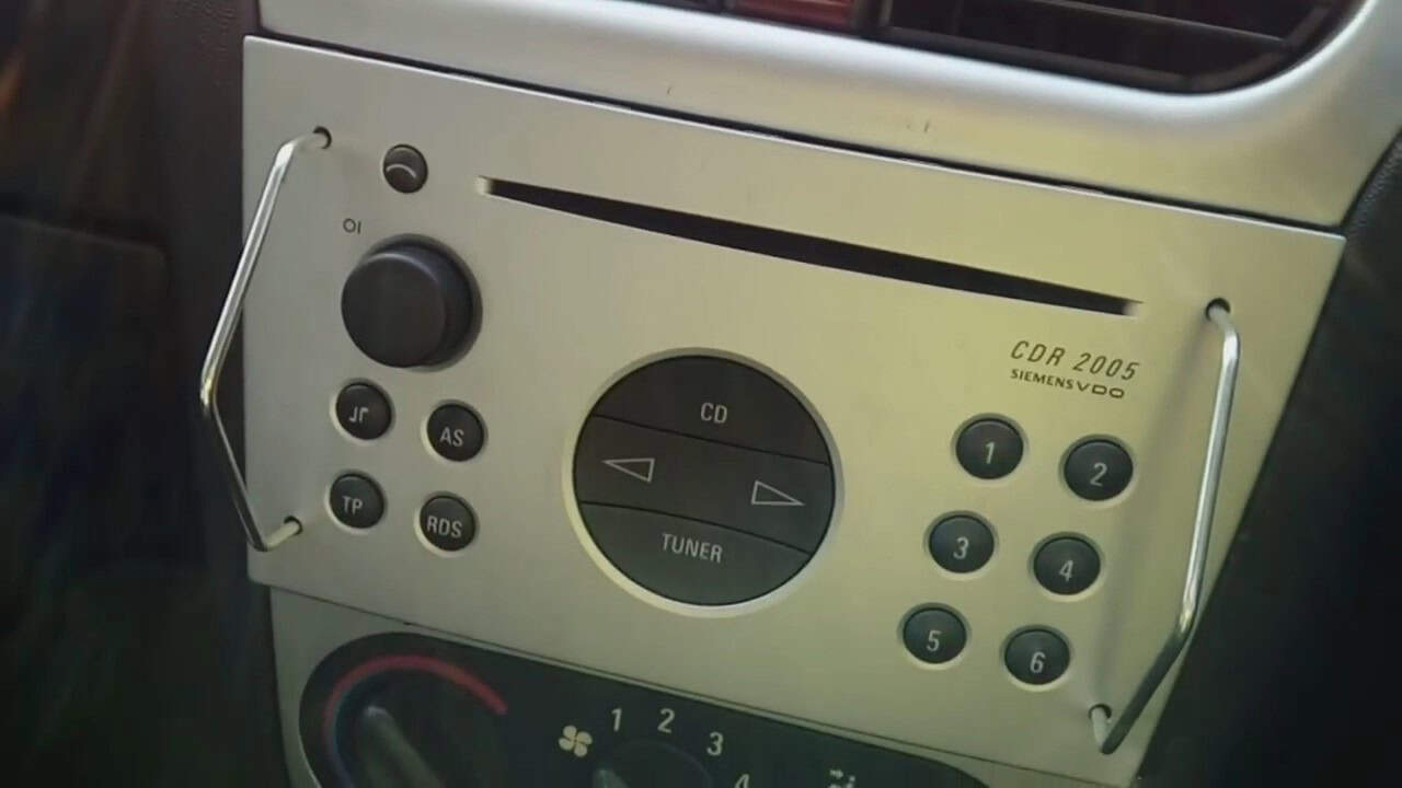 Hochwertiges Autoradio-Cockpit mit CD-Player und Tuner für Fahrzeugmodernisierung.