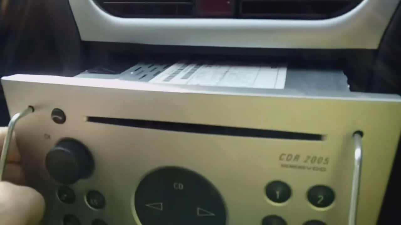 Alte Autoradio-Einbaugerät im Fahrzeug, detailreiche Aufnahme.