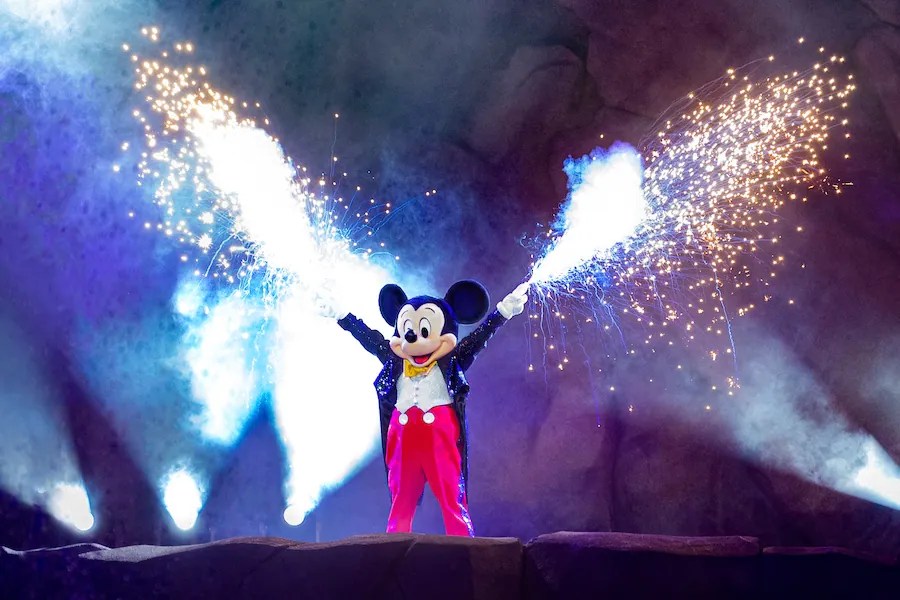 How To Enjoy The Holidays At Walt Disney World With MagicBand+! 4 MagicBand+