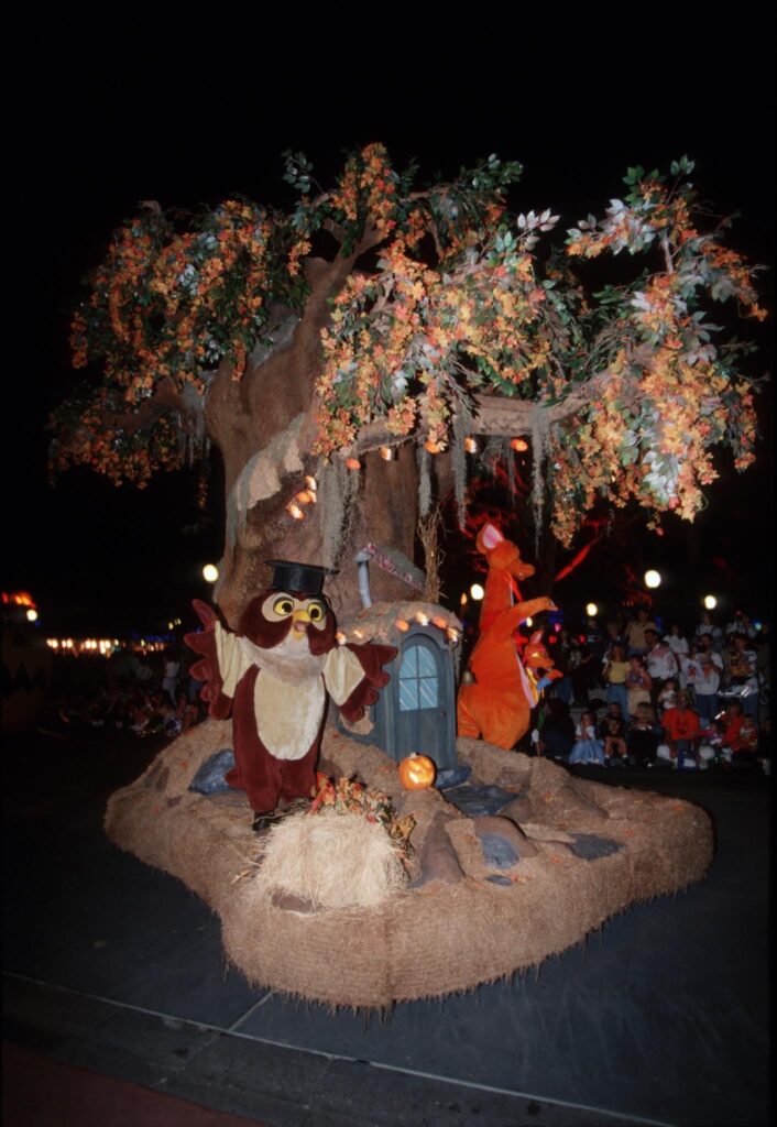 A Blast from the Past: 10 Rare Photos Celebrating 25 Years of the Honey-Loving Disney Pooh Ride! 3 Disney Pooh Ride