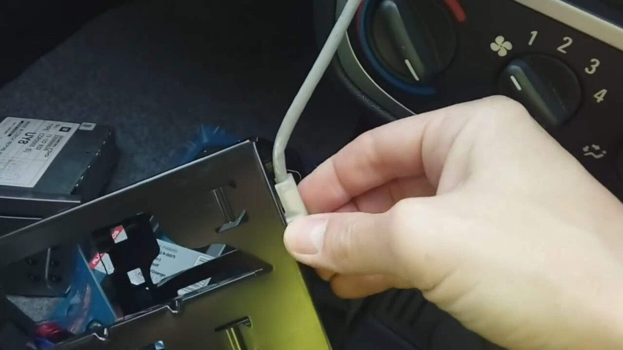 Installationsarbeiten eines Autoradios im Fahrzeug.