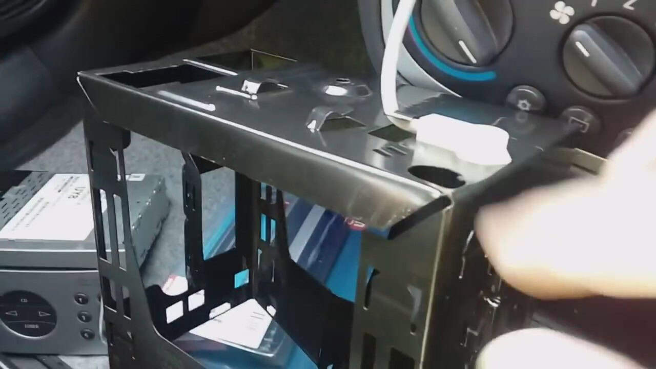 Austausch eines Autoradios im Fahrzeug, Ausbau des alten Autoradios und Montage eines neuen Multimedia-Systems.