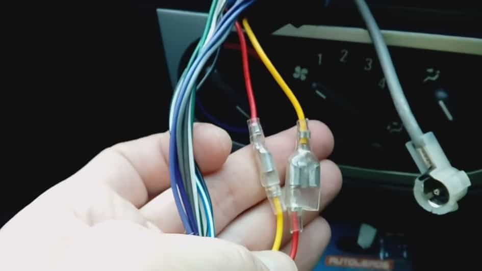 Farbcodierte Kabel im Auto, vorbereitend für Radio- oder Lautsprechereinbau.