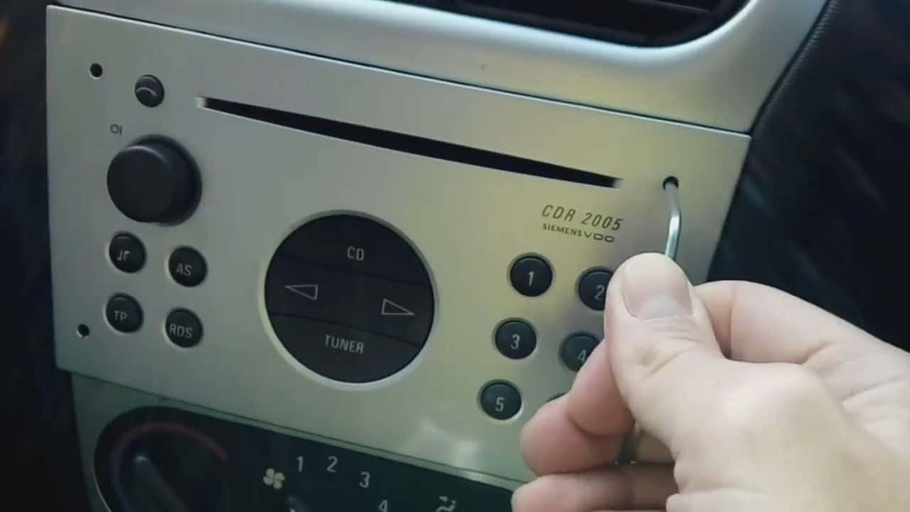 CD Radio Einbausatz für Fahrzeuge, modernes Autoradio mit Tuner und USB (Bild 1).