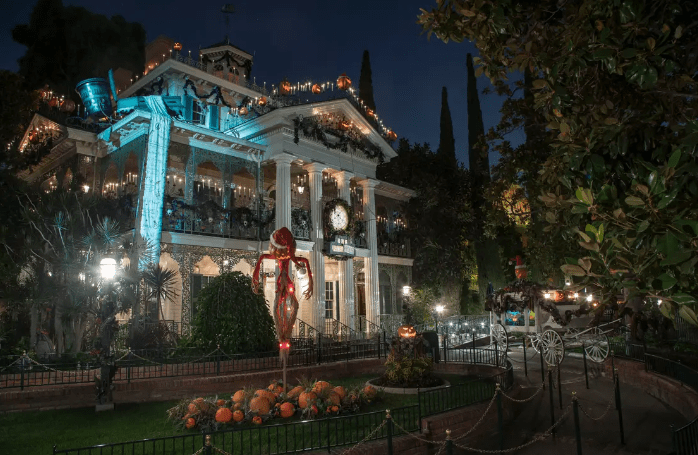 The Holiday Season Returns to the Disneyland Resort November 11 8