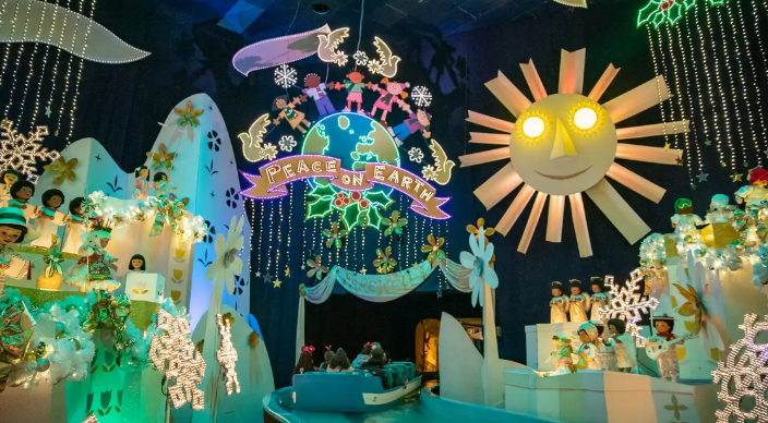 The Holiday Season Returns to the Disneyland Resort November 11 7 The Holiday Season Returns to the Disneyland Resort November 11 7