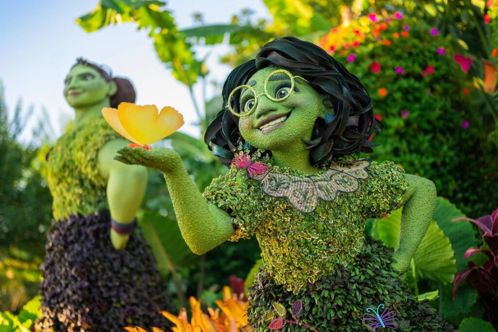 Disney Topiaries: Where Bushes Bloom into Beloved Characters! 5 Disney topiaries