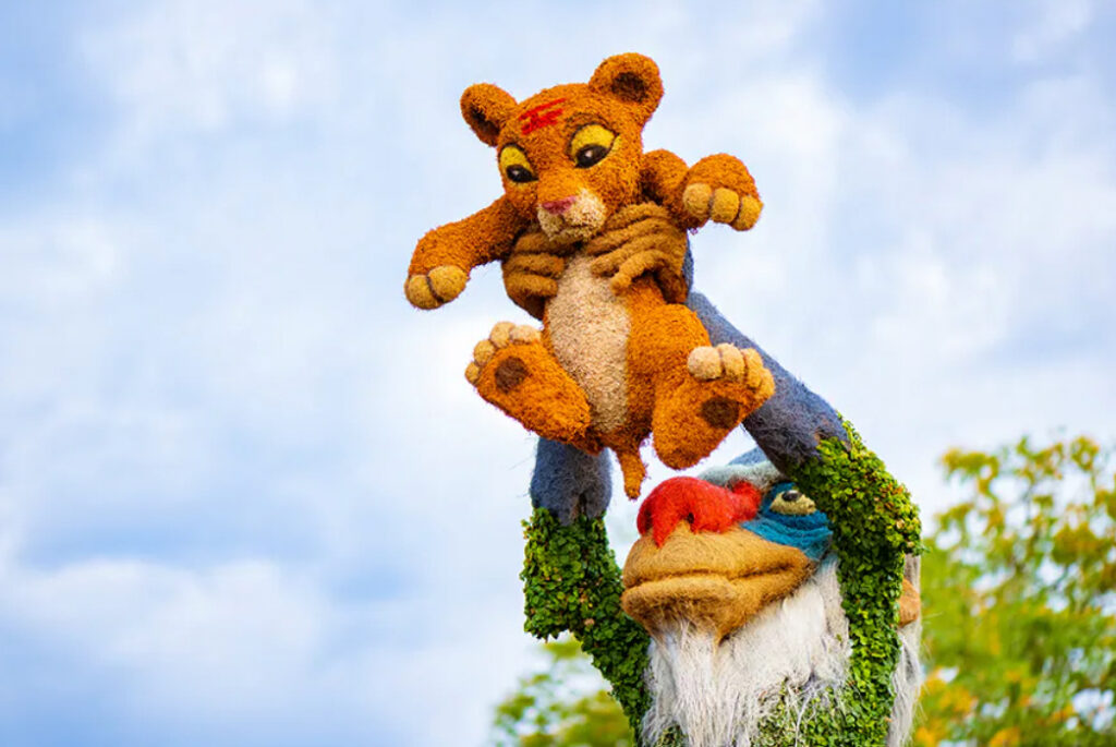 Disney Topiaries: Where Bushes Bloom into Beloved Characters! 7 Disney topiaries