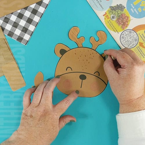 Decorate the deer face 
