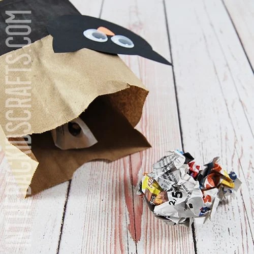 BLACK HALLOWEEN CRAFT FOR KIDS STEP 4