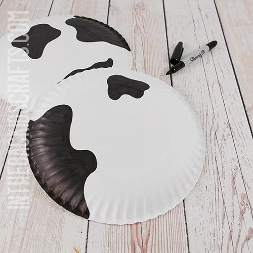 PAPER PLATE COW CRAFT STEP 1