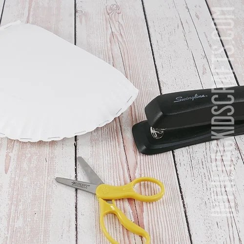 FLAG CRAFT FOR KIDS PAPER PLATE POUCH STEP 1