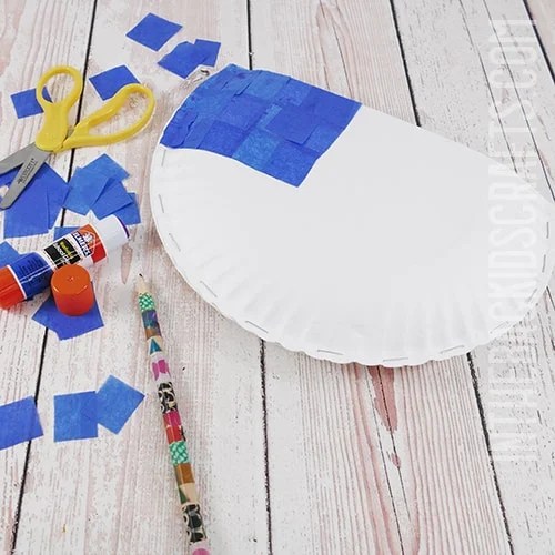 FLAG CRAFT FOR KIDS PAPER PLATE POUCH STEP 2