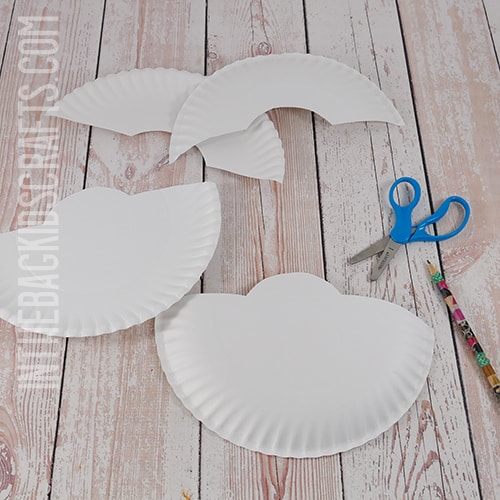 PAPER PLATE FLOWER CRAFT STEP 1