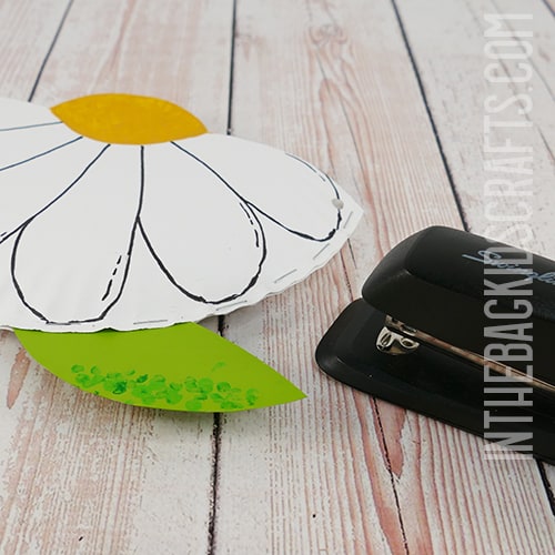 PAPER PLATE FLOWER CRAFT STEP 4