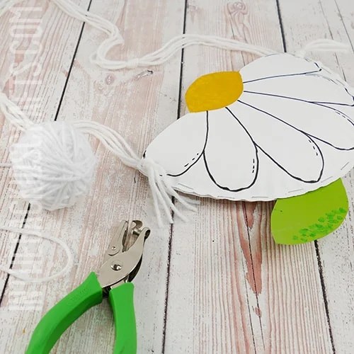 PAPER PLATE FLOWER CRAFT STEP 5