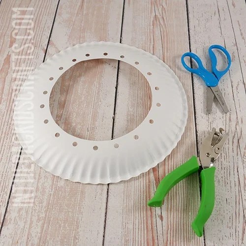 PAPER PLATE PANDA CRAFT STEP 1
