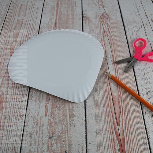 Paper plate polar bear craft step 1