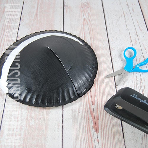 PAPER PLATE SKUNK CRAFT STEP 3
