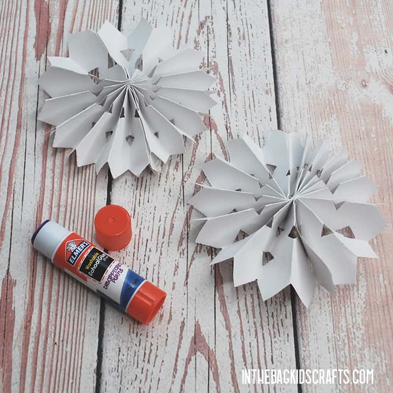 WINTER PAPER CRAFT SNOWFLAKE MOBILE STEP 2D 