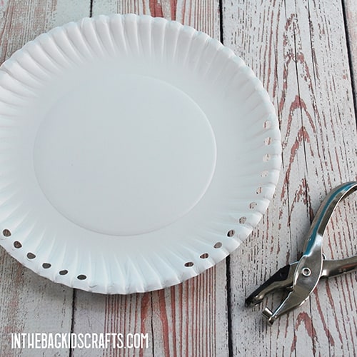 PAPER PLATE CHRISTMAS CRAFT STEP 1