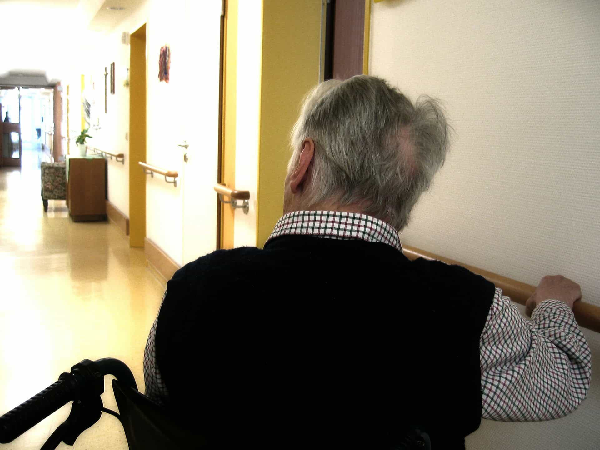 2016-06 man hallway