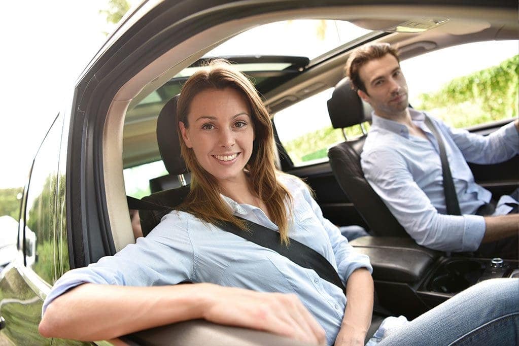 couple-inside-the-car