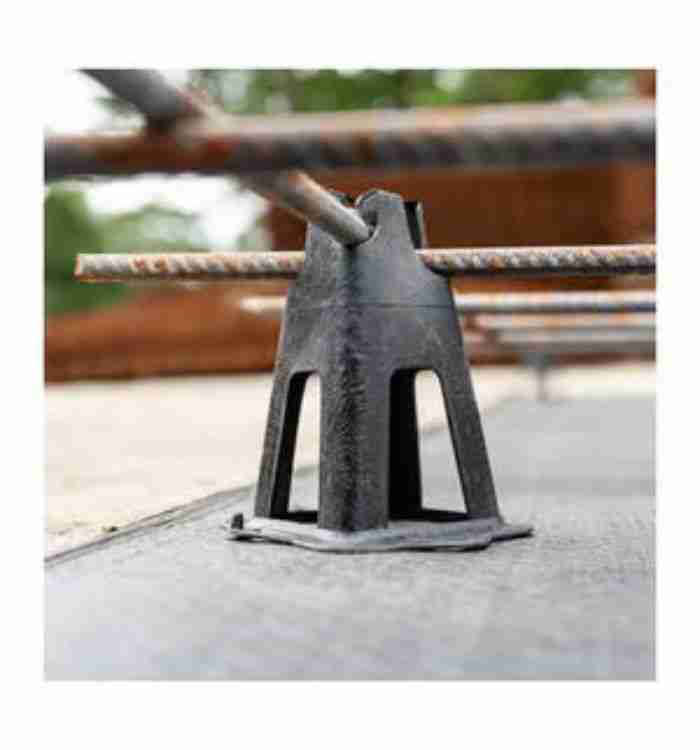 Арматурная сетка из стекловолокна, правильно установленная с пластиковыми подпорками через каждые 600 мм и стяжками.