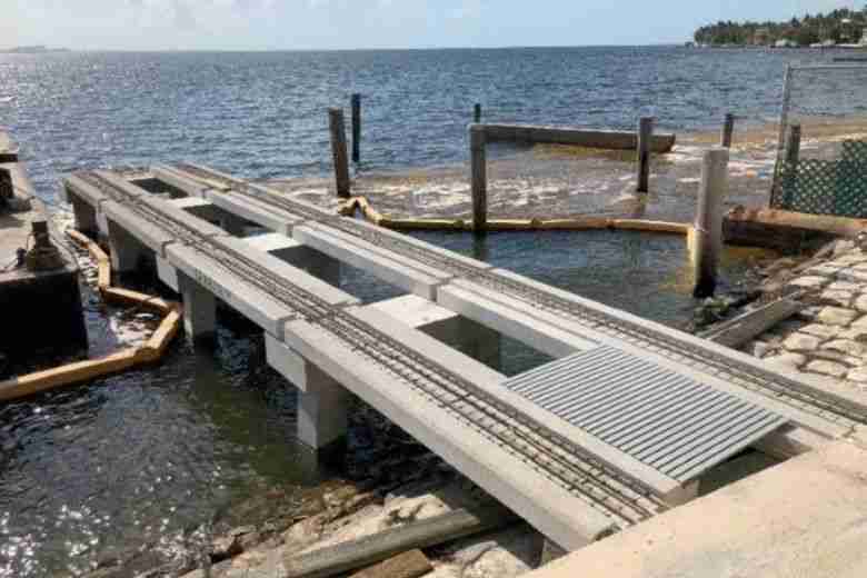 Морское строительство с использованием стекловолоконной арматуры в прибрежном пирсе демонстрирует устойчивость к воздействию соленой воды и срок службы 80-100 лет.