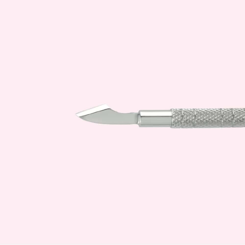 Schraper voor nagelverzorging op een lichtroze achtergrond, perfect voor manicure en nagelkunst.