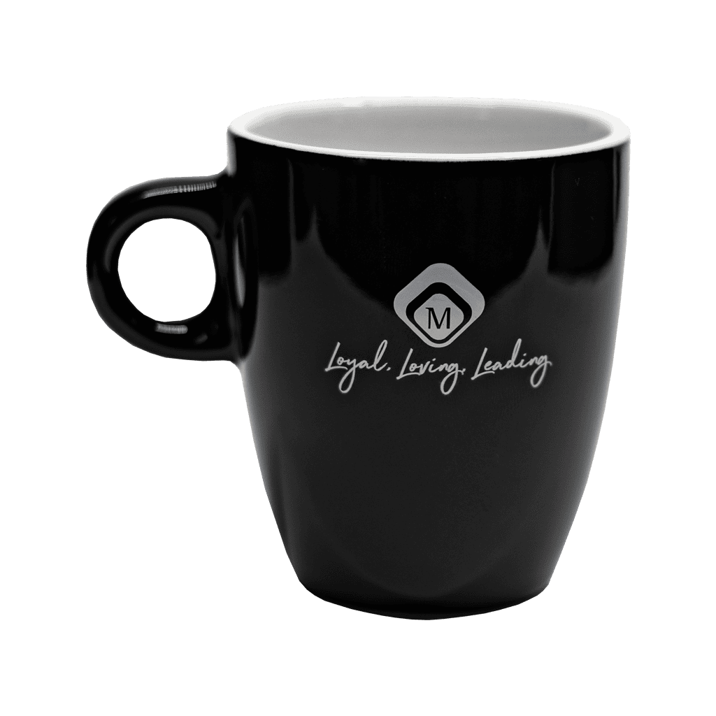 Zwarte mok met logo en tekst 'Loyal, Loving, Leading' - perfect voor branding en promotie.