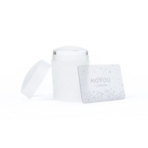 Zilveren pot met witte inhoud en bijpassend kaartje, schoon en minimalistisch ontwerp.