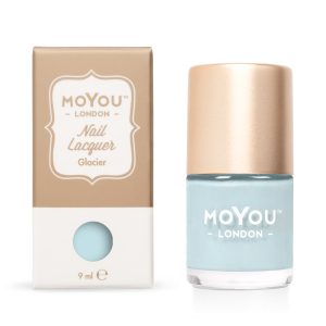 Zachte blauwe nagellak van MOYOU London in een glazen fles met goudkleurige dop.