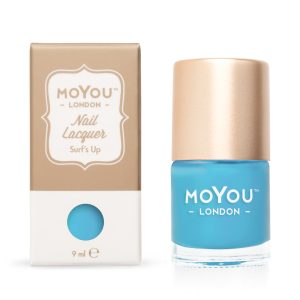 Zeer heldere blauwe nagellak van MOYOU London in een glazen fles met goudkleurige dop.