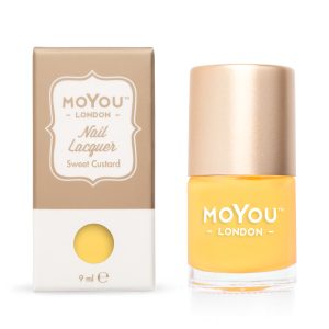 Gele nagellak van MoYou London in een fles en doos, perfect voor manicure en nagelkunst.