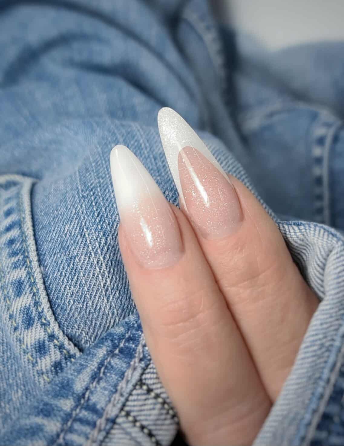 Gelnagels met witte en glanzende afwerking, perfect voor elegante en verzorgde handen.