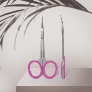 Schaarset voor nagelverzorging met roze handvatten, professionele manicure tools.