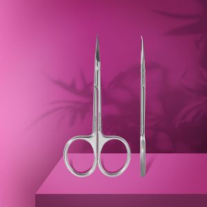 Schaar en pincet voor nagelverzorging op roze achtergrond - Indiki Nails.