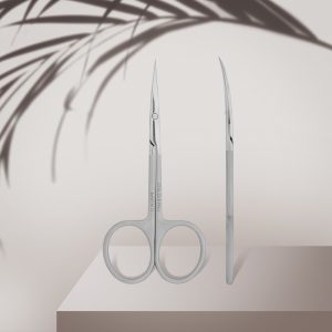 Zeer scherpe manicure en pedicure instrumenten, pincet en schaartje, op witte achtergrond.