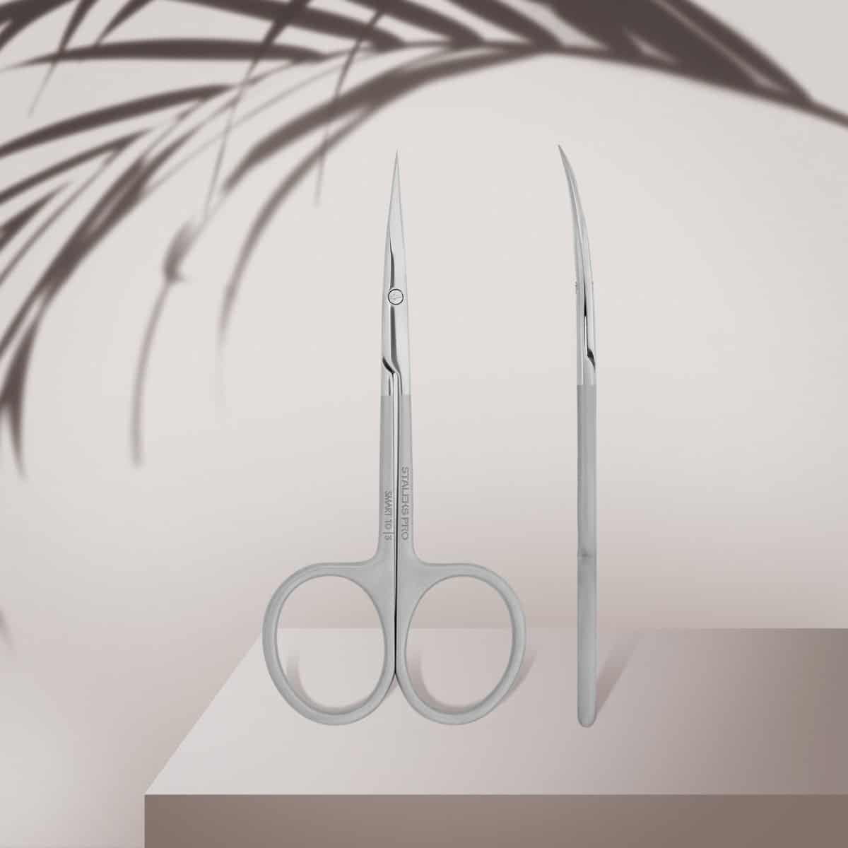 Zeer scherpe manicure en pedicure instrumenten, pincet en schaartje, op witte achtergrond.
