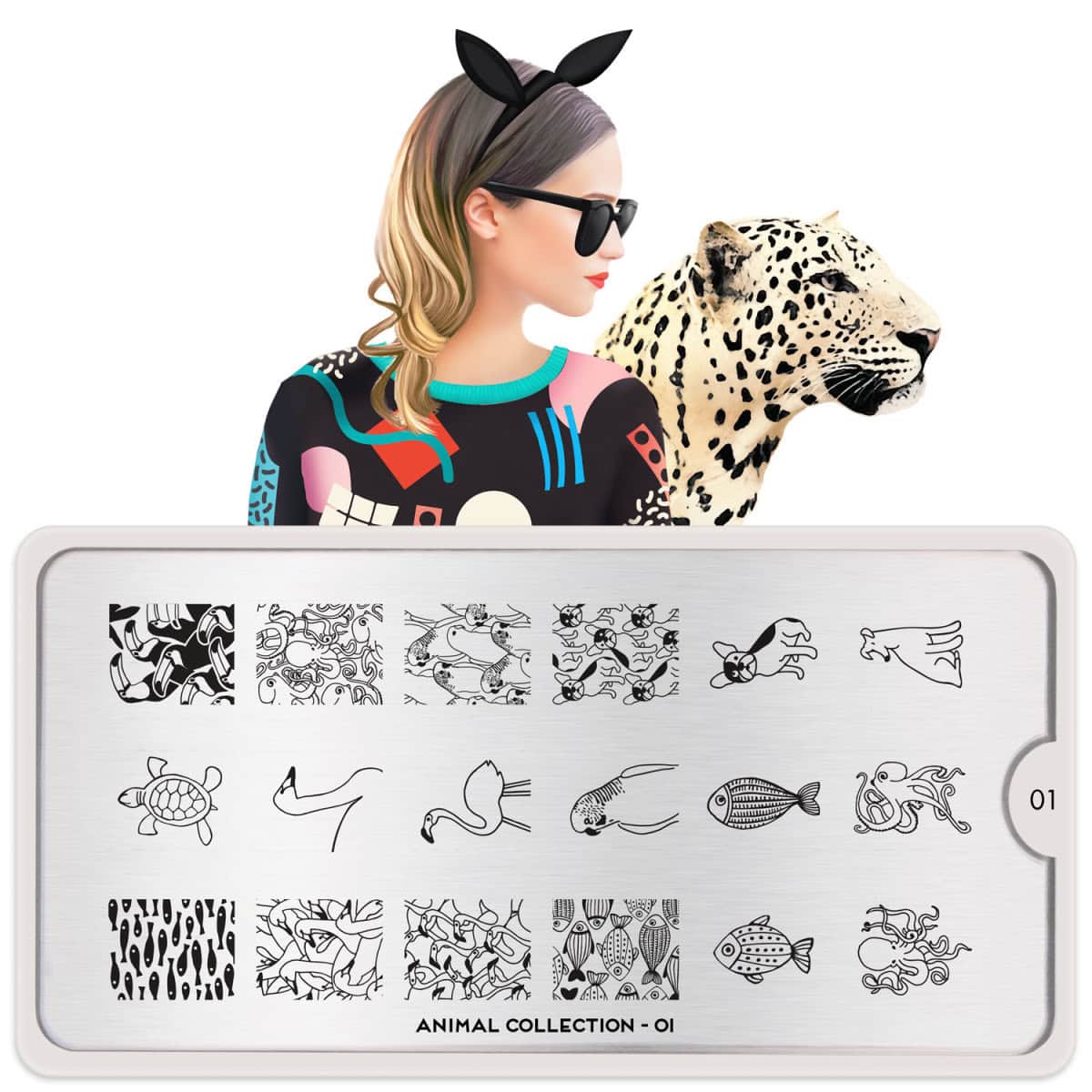 Zwarte vrouw met kleurrijk shirt en kattenoortjes, naast een panter, met een nail art display met di.