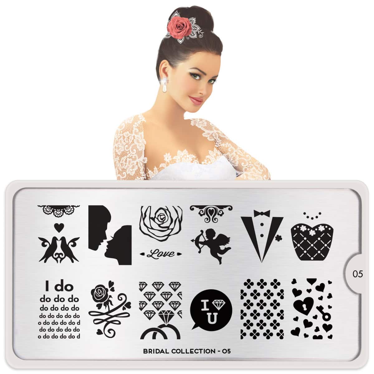 Elegante vrouw met romantische haaraccessoire en witte jurk, poseert naast nail art stencils voor cr.