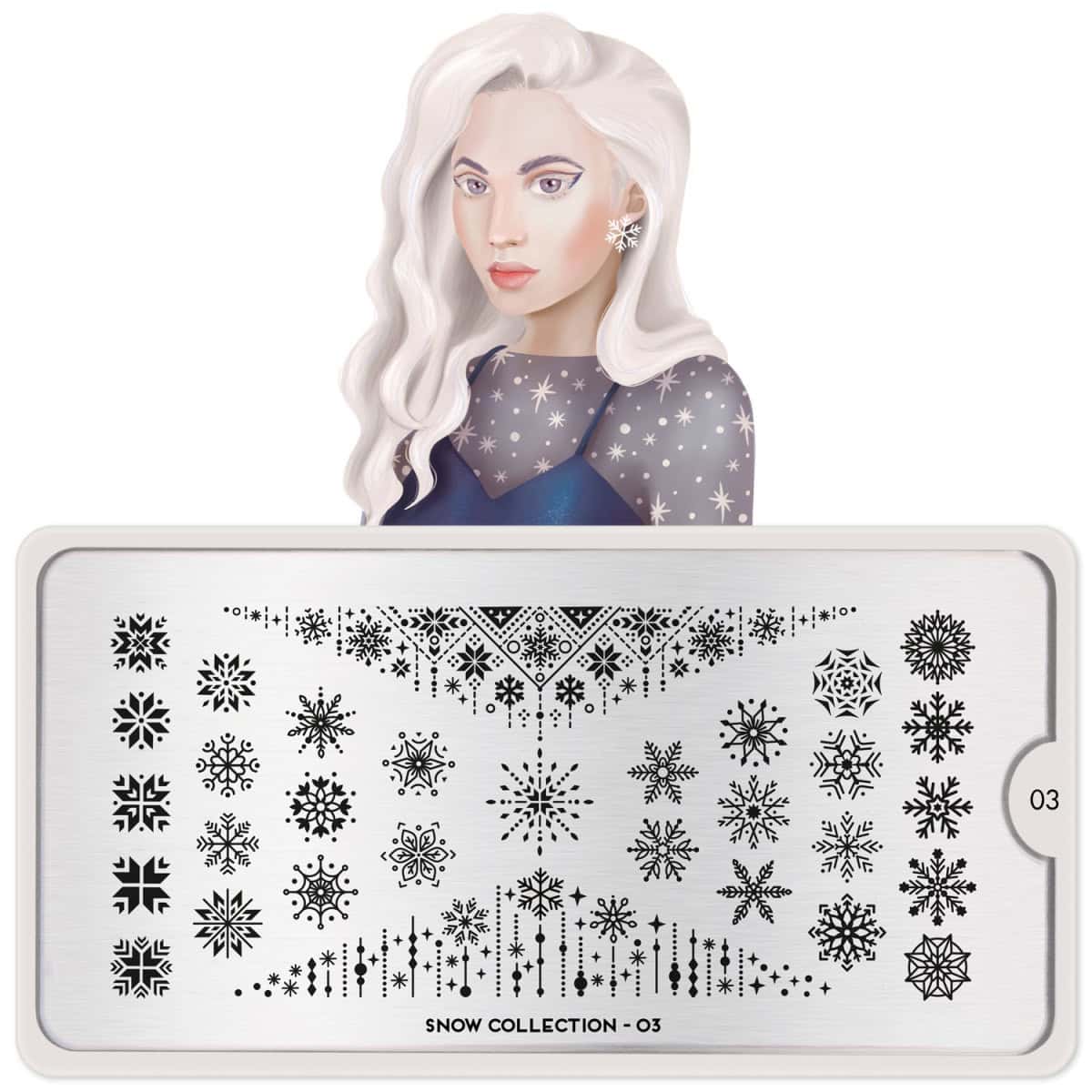 Elegante vrouw met witte haar en feestelijke nagelontwerpen in sneeuwstijl op een display.