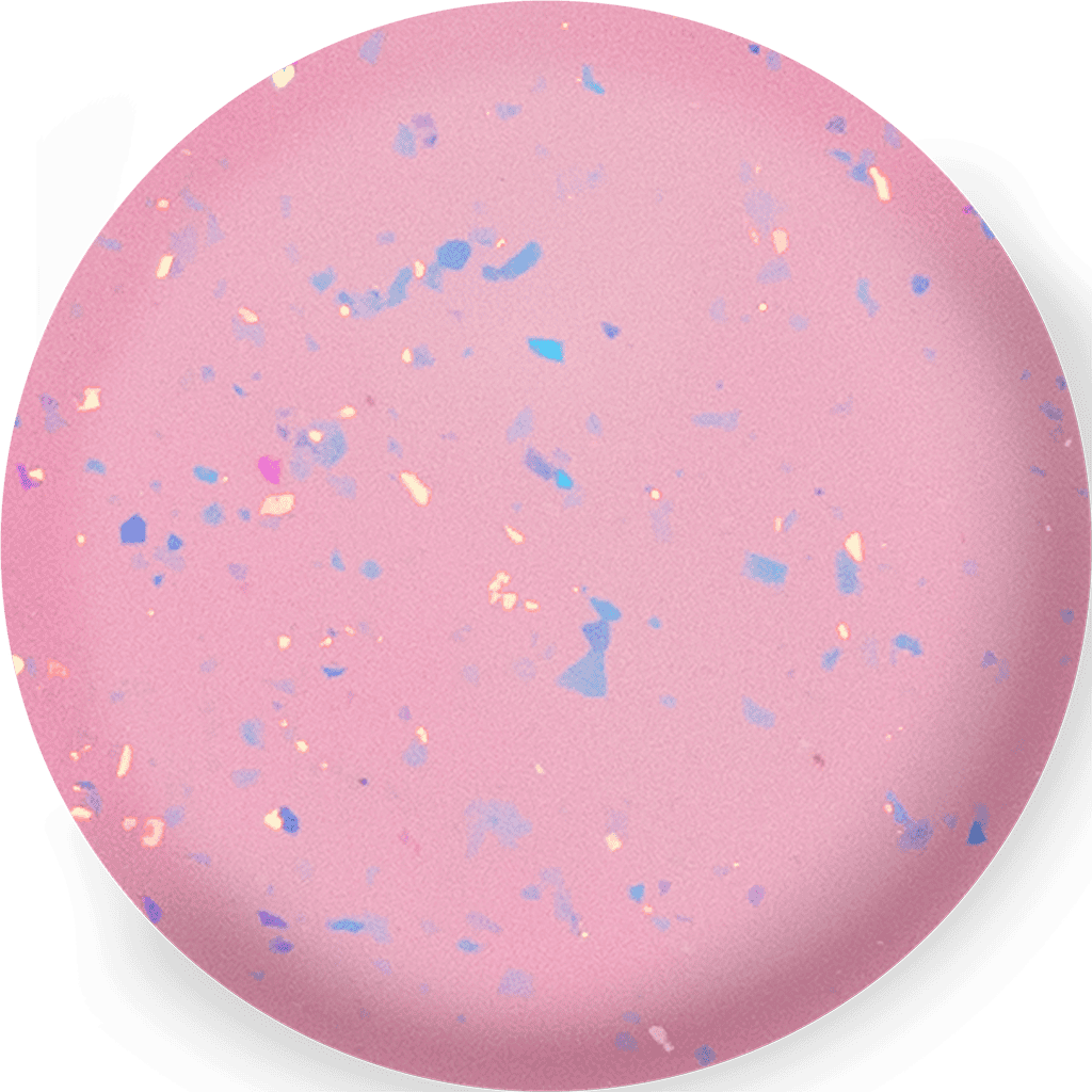 Zachte roze nagelverf met kleurrijke confetti-details.