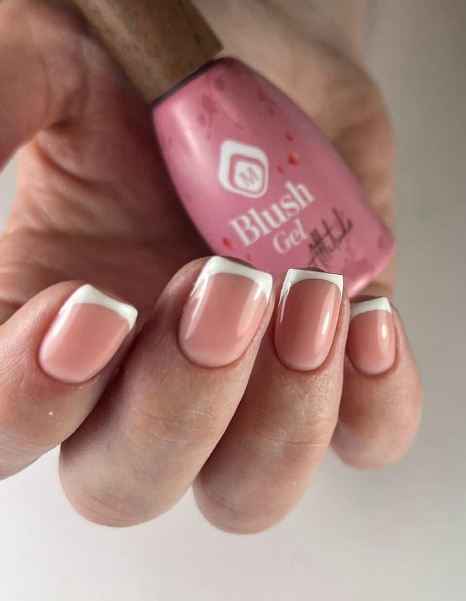 Nagels met gel en topcoat voor een natuurlijke en verzorgde uitstraling, perfect voor een profession.