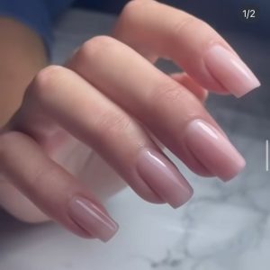Elegante natuurlijke nagels met glanzende afwerking en subtiele roze tint voor een verzorgde look.