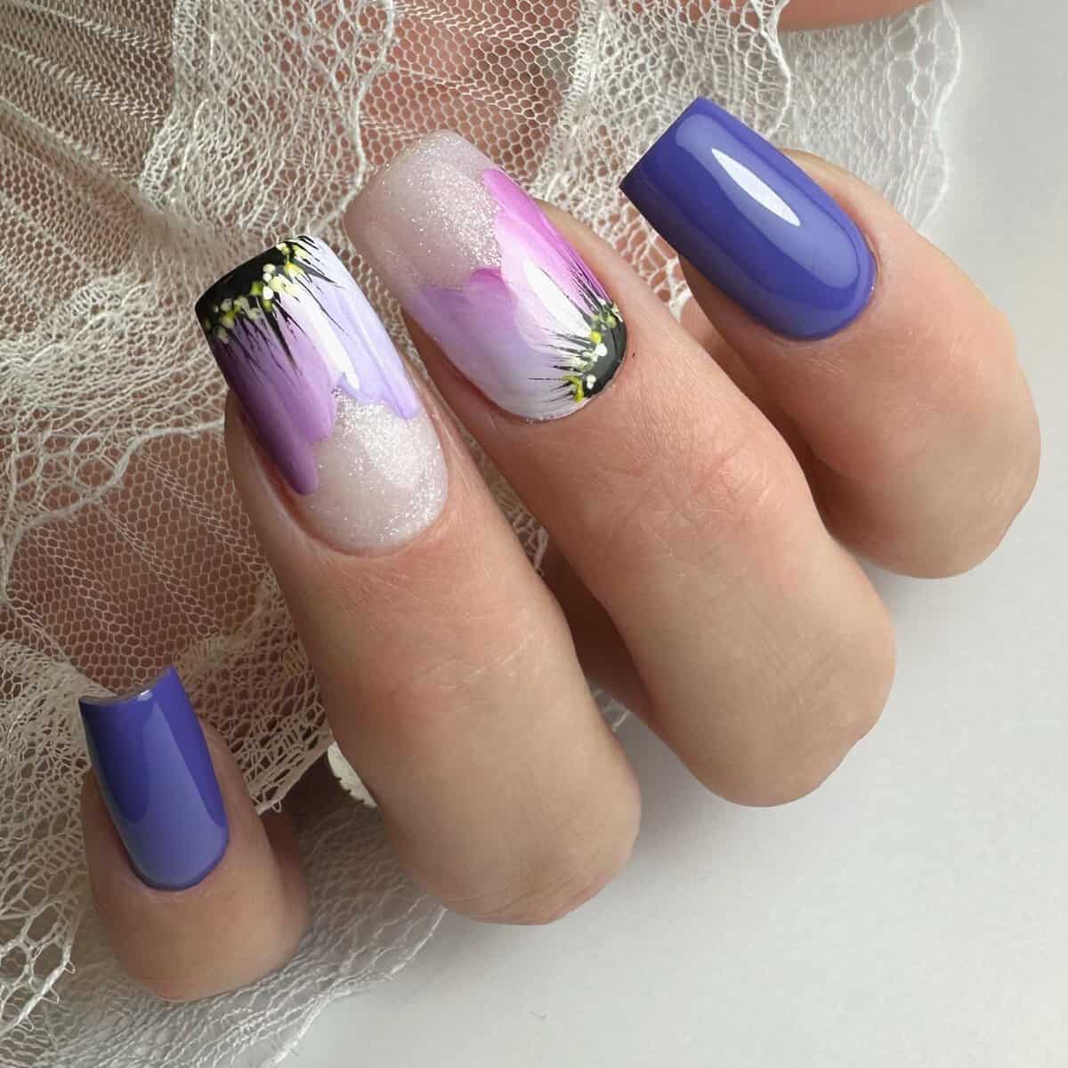 Mooi gelakte nagels met bloemenontwerp en blauwe kleur, perfect voor speciale gelegenheden.