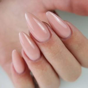 Natuurlijke, glanzende nagels met een zachte roze lak, perfect voor een verzorgde en stijlvolle uits.