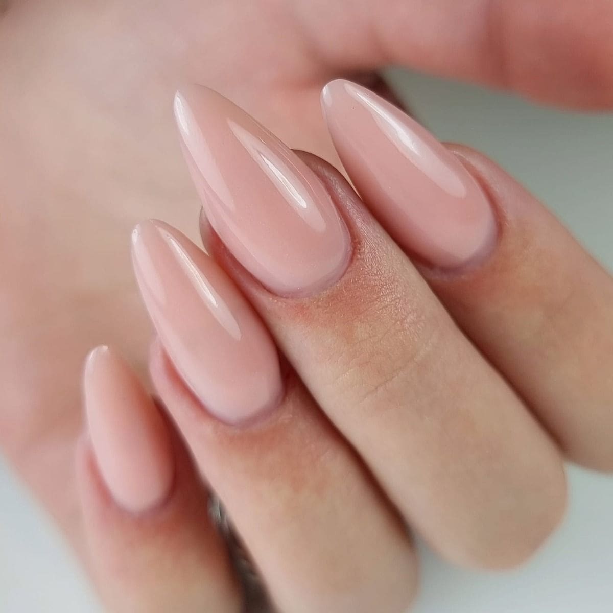 Natuurlijke, glanzende nagels met een zachte roze lak, perfect voor een verzorgde en stijlvolle uits.