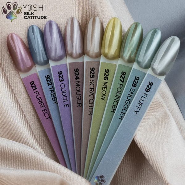 Elegante pastel nagellakstalen met verschillende kleuren en codes voor perfecte manicure en pedicure.